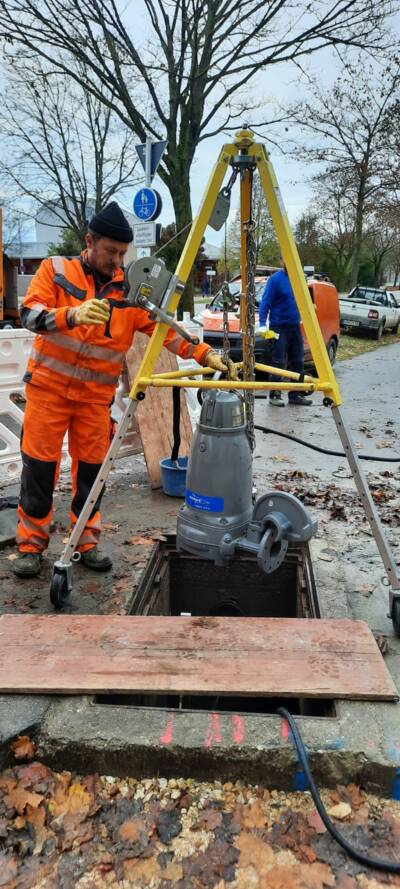 Im Rahmen der Sanierung der Pumpwerke wird an der Pumpstation Wernitz eine neue Pumpe eingebaut.