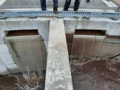 Einlauf des Abwassers in die neue Kläranlage am Eröffnungstag